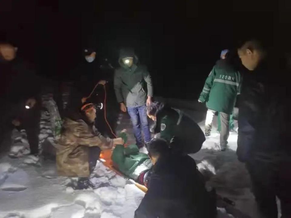 惊险6小时！老人被困雪山，绵阳警民深夜联合搜救！