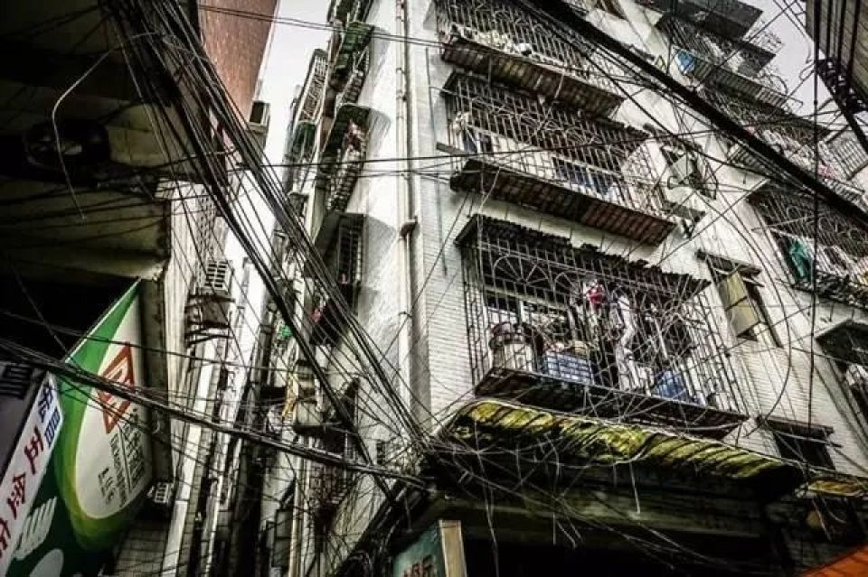 长沙自建房倒塌悲剧提醒绵阳：城中村、老旧小区改造不能只靠“穿衣戴帽”加电梯！