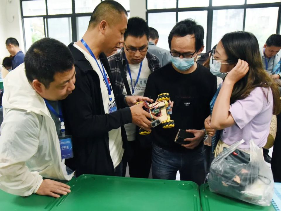 绵阳南山中学承办第六届绵阳市机器人竞赛教练员培训活动